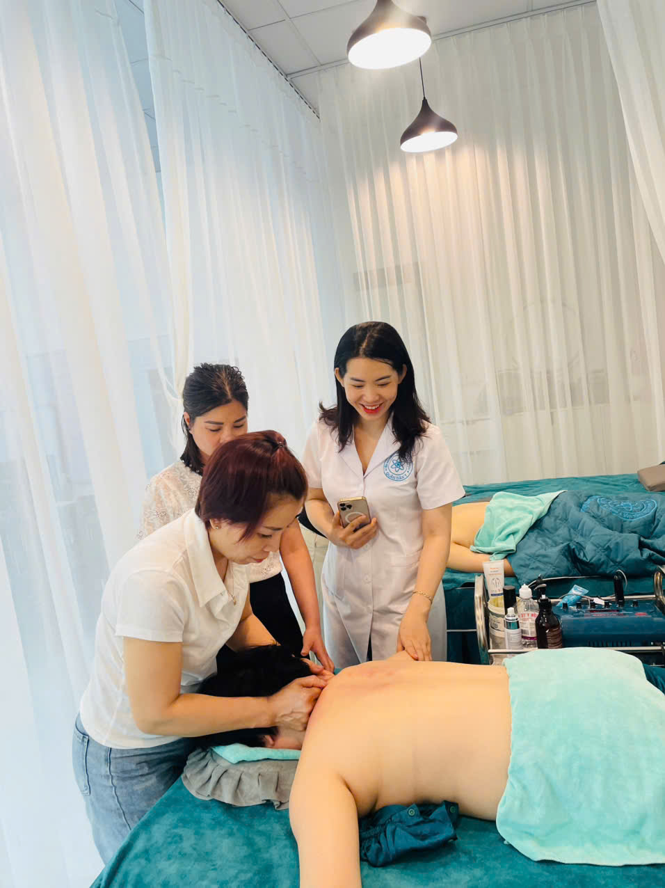 Học viên thực hành kỹ thuật lưng