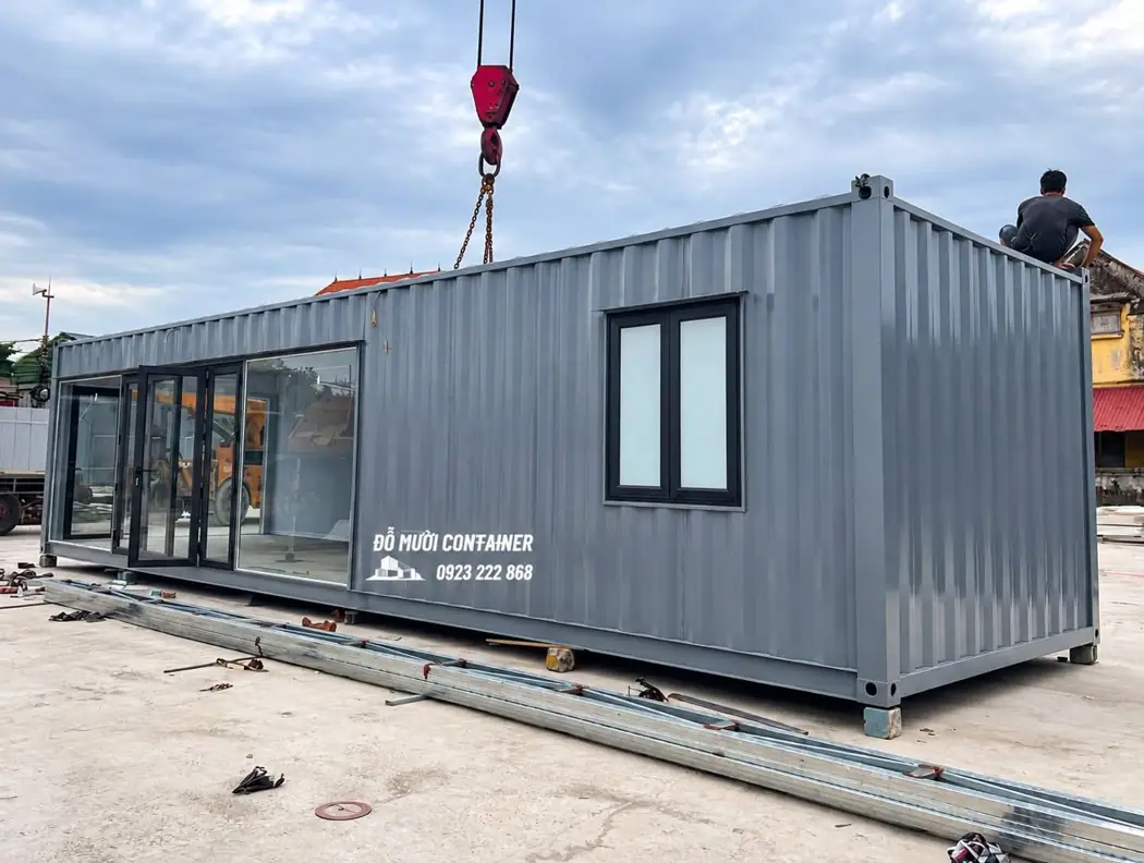 Container kinh doanh kết hợp nhà ở màu ghi, mặt kính lớn