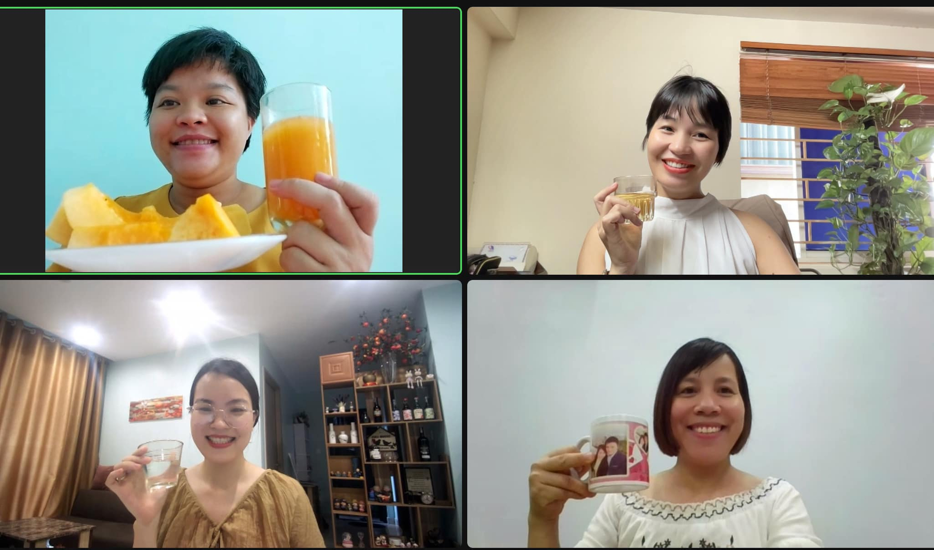 Mẹ bầu và cô giáo thư giãn