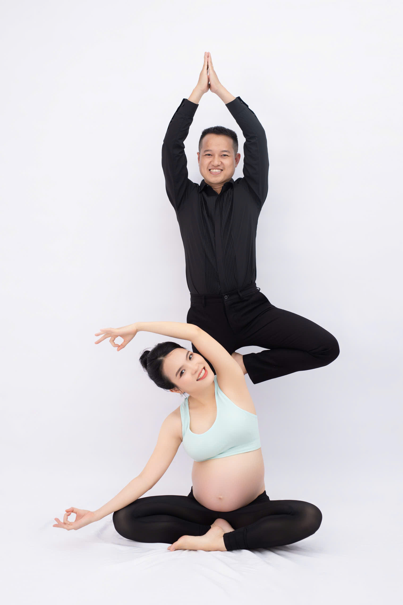 Vợ chồng tập yoga bầu
