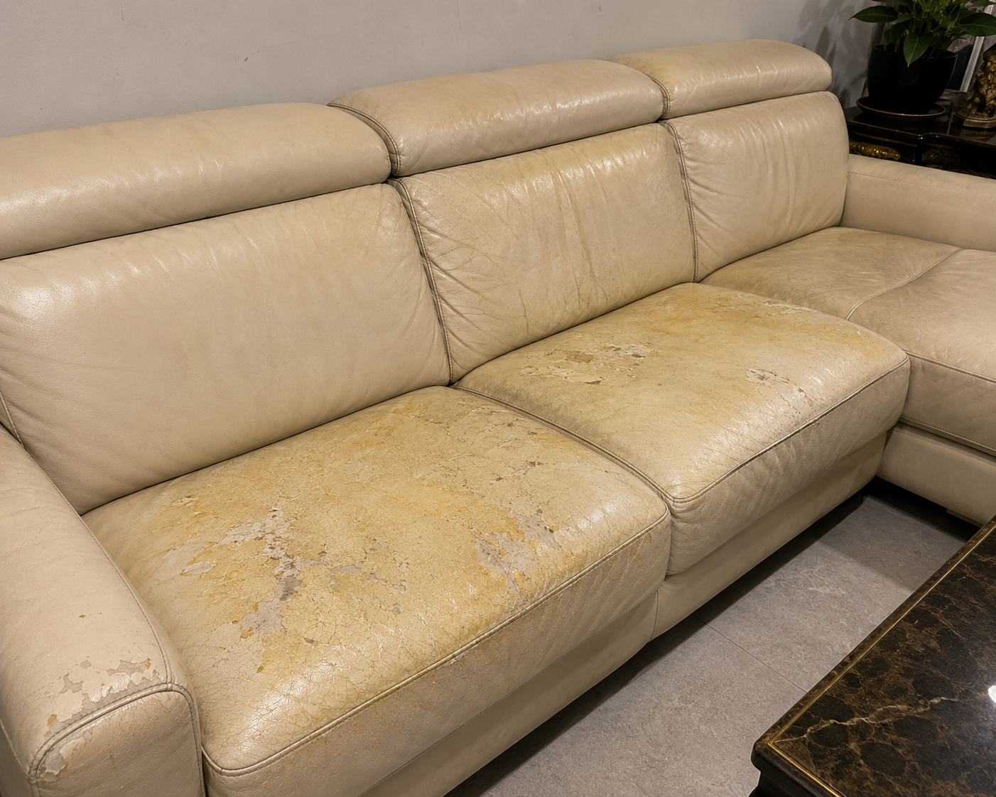 Hình ảnh Sofa Da Ý Bị Ố Vàng, Bong Tróc