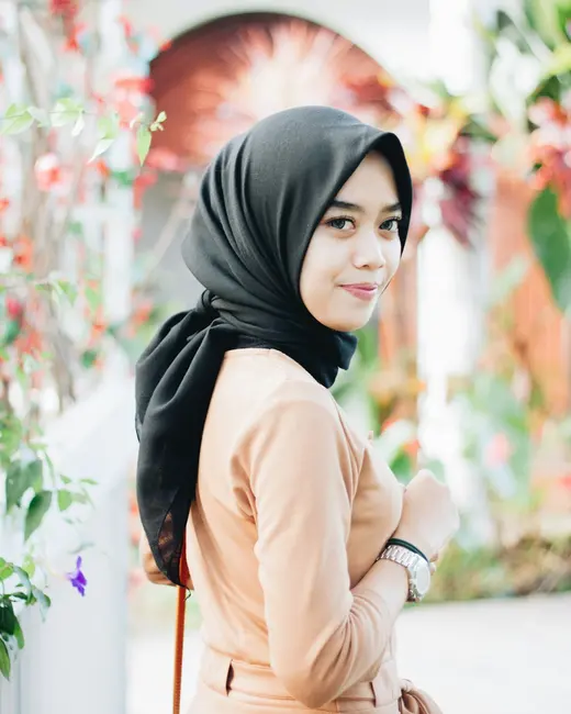 Wanita berhijab yang yakin dan anggun