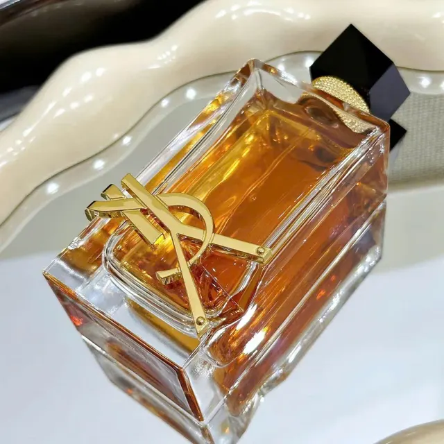 Logo emas YSL pada botol Libre Intense