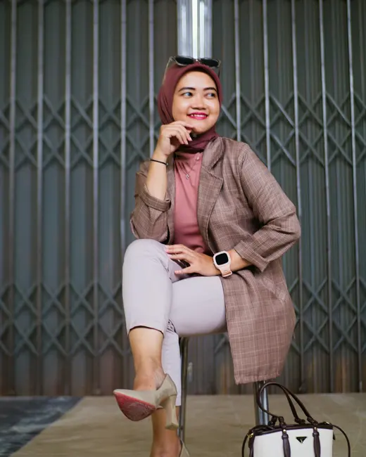 Wanita berhijab berpakaian kemas untuk ke pejabat