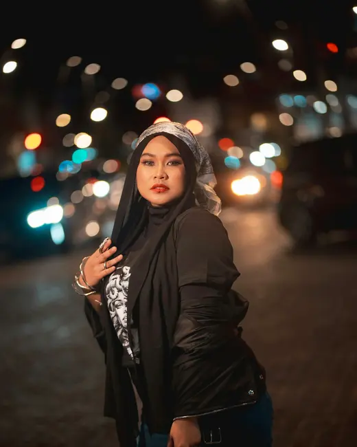 Wanita berhijab bergaya pada waktu malam di Kuala Lumpur