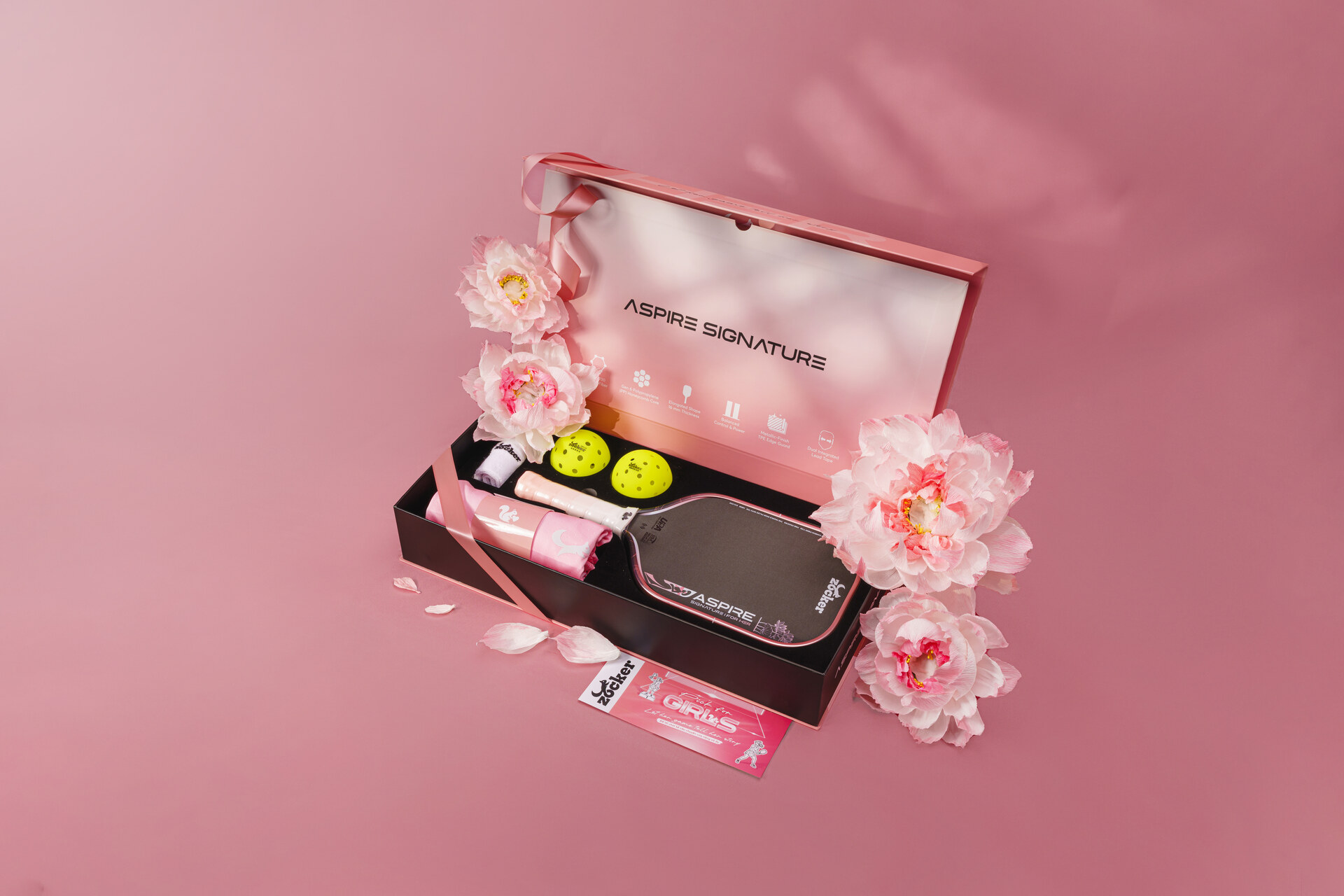 Set Aspire Signature mở hộp với vợt, áo, băng chặn và hai bóng