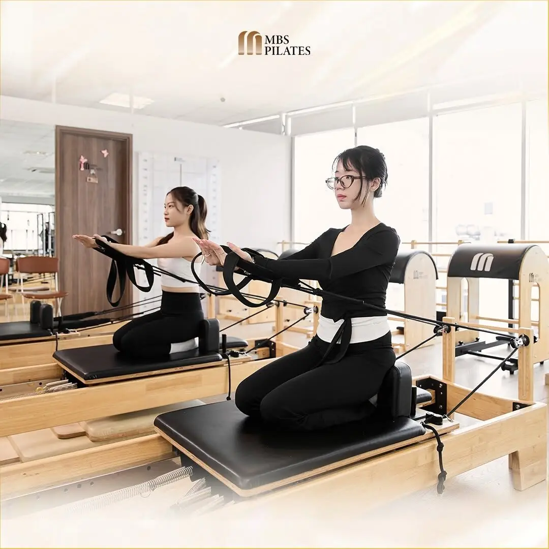 Học viên tập Pilates Reformer tại MBS Pilates