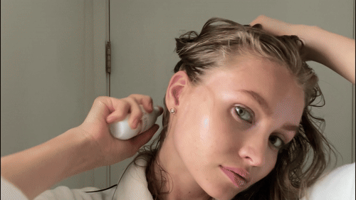 Applying ZEPHTA H-REGROW 2.0 directly onto the scalp