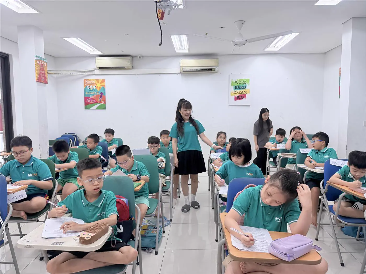 Học sinh MyPAS làm bài trên lớp, giáo viên đi từng bàn