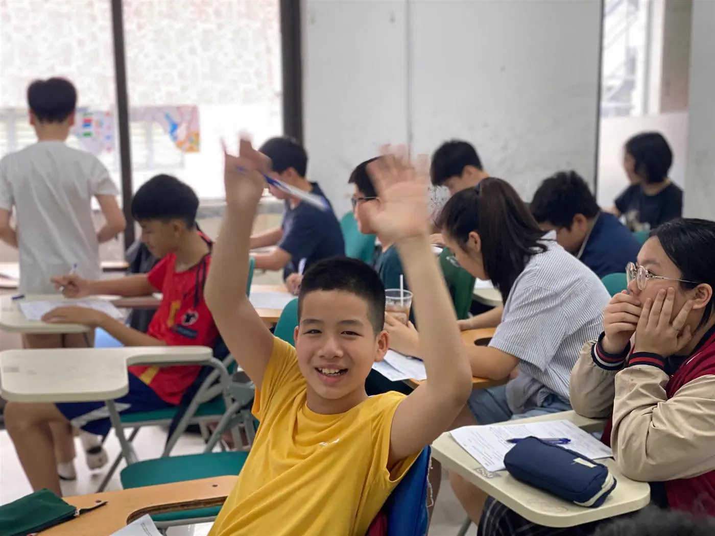 Học sinh MyPAS khối lớn vui vẻ giơ tay trong giờ học
