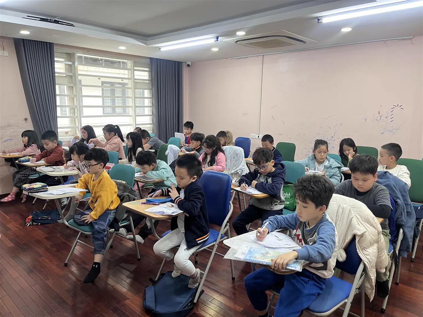 Lớp học MyPAS tại một cơ sở khác, học sinh đang làm bài