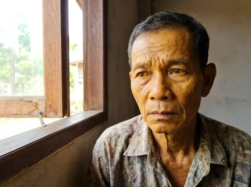 ชายสูงอายุตาและผิวเหลืองจากโรคท่อน้ำดี