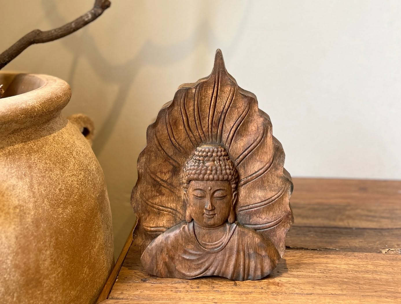 Tranh gỗ Phật lá bồ đề trang trí bên bình gốm