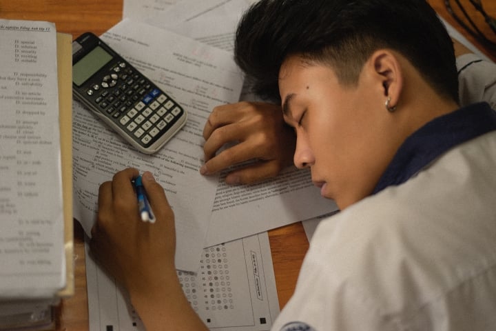 Học sinh ngủ gật trên bàn học