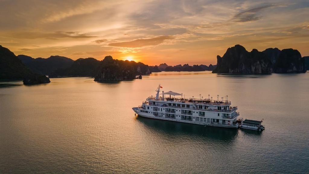 Paradise Delight cruise on Ha Long Bay at sunset