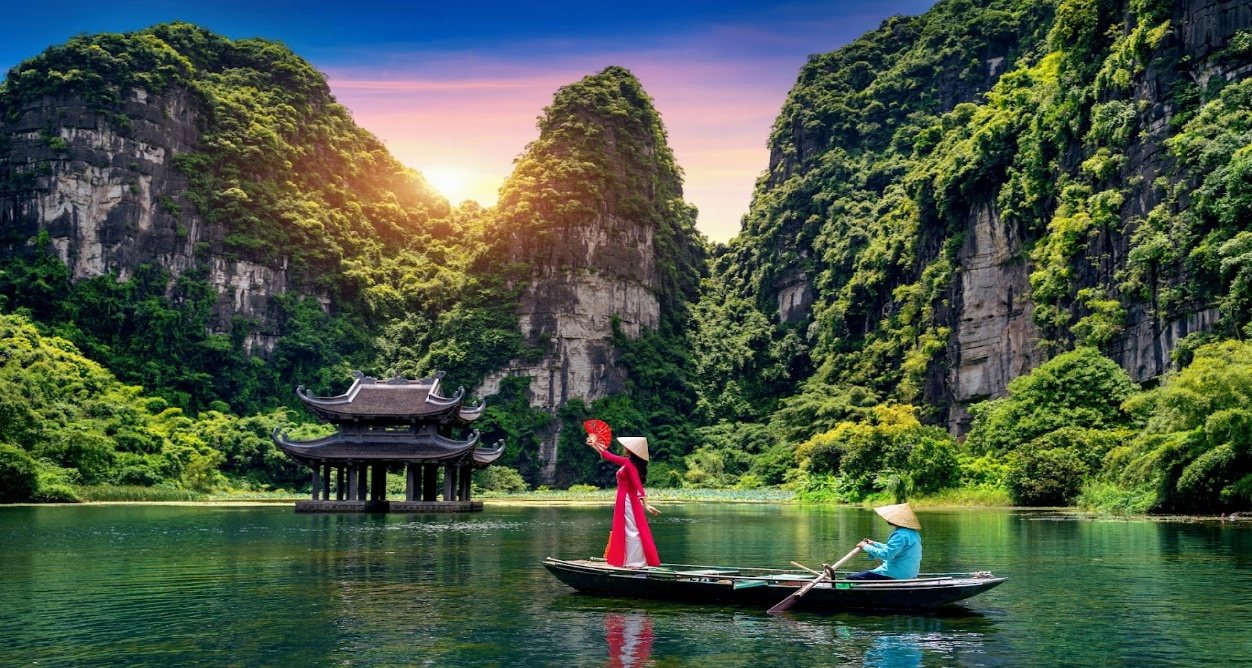 Boat ride among the limestone peaks of Ninh Binh