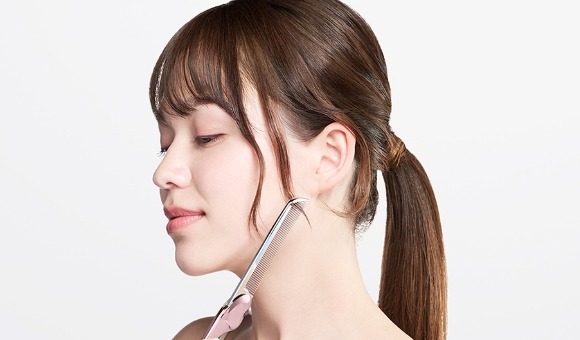 ใช้ ReFa HEART COMB Aira จัดผมด้านข้าง