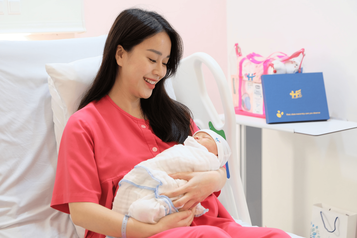 Mẹ bế con sơ sinh tại phòng hậu sản Bệnh viện Việt Pháp Hà Nội