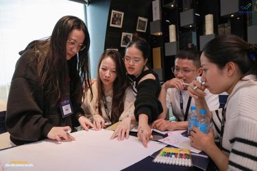 Người dẫn dắt trao đổi trực tiếp với từng bàn