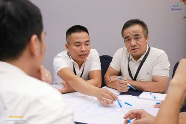 Hai người tham dự trao đổi về kết quả chẩn đoán