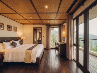 Nhà gỗ hai tầng ẩn mình giữa triền đồi
