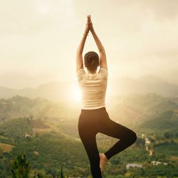 Cư dân tập yoga đón bình minh trên cao nguyên Bảo Lộc