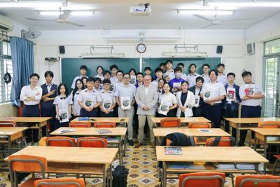 Viện Đào tạo Quốc tế cùng TS. Mark Liptrott Đại học Edge Hill (Anh) Giao Lưu Cùng Học Sinh THPT Nguyễn Du: Mở Ra Cánh Cửa Tương Lai Trí Tuệ Nhân Tạo