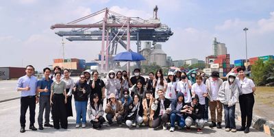 Sinh viên Viện đào tạo Quốc tế Trường Đại học Văn Lang tham quan Cảng Vận tải Quốc tế SP - ITC