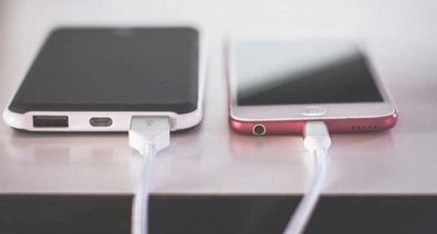 Có nên sạc điện thoại qua đêm? Sự thật bất ngờ từ Apple và Samsung