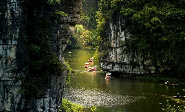 Sampan ride in Trang An