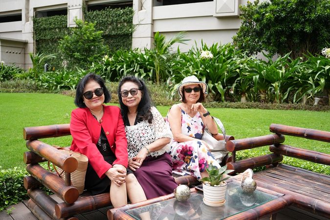 Nhóm bạn cô Dung