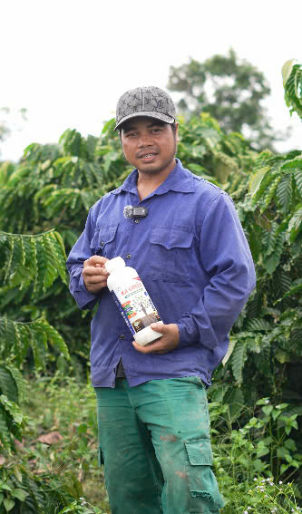Anh Trương Đặng Tiến cầm chai KA GREEN