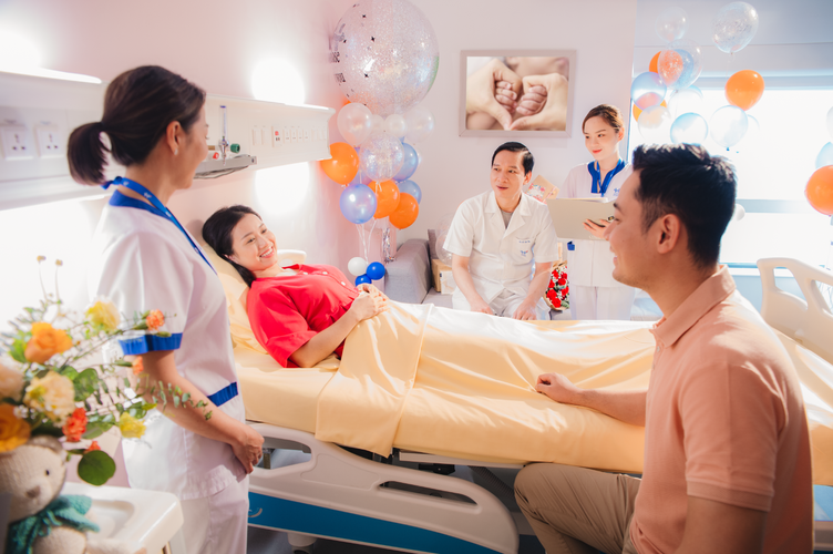 Bác sĩ, hộ sinh và gia đình mừng em bé chào đời tại HFH