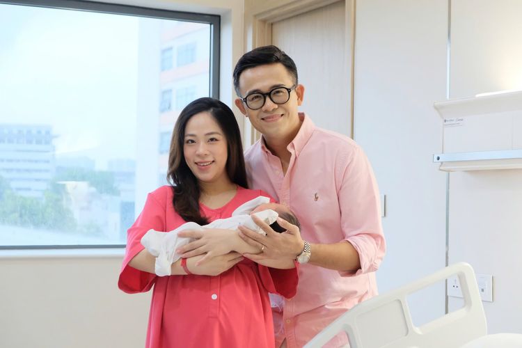 Vợ chồng khách hàng và em bé sơ sinh