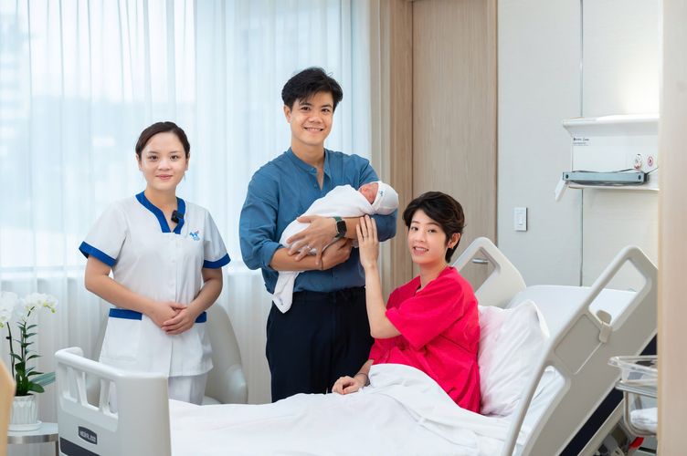 Gia đình khách hàng cùng bác sĩ và hộ sinh HFH