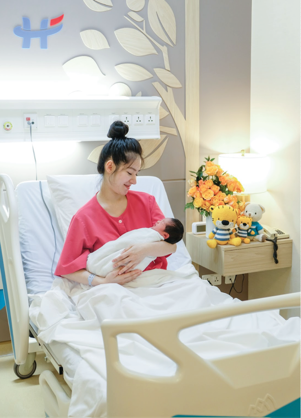 Mẹ bế con sau sinh tại phòng hậu sản Bệnh viện Việt Pháp Hà Nội