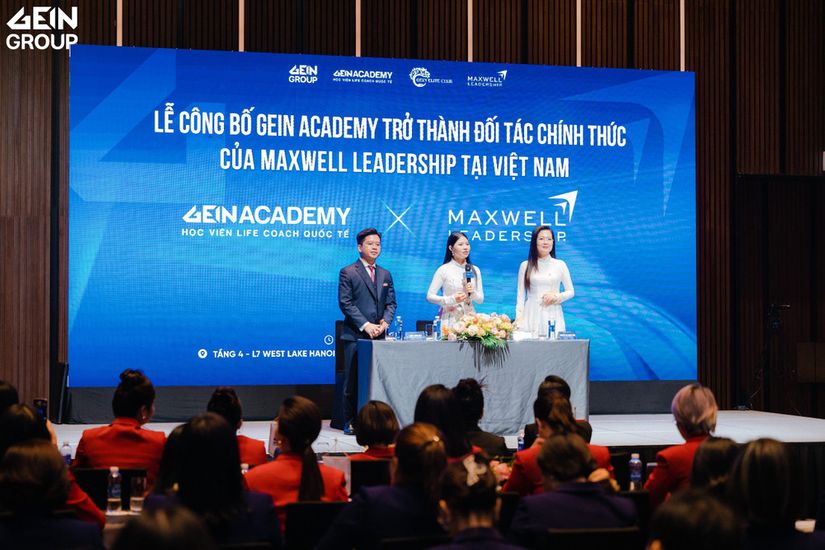 John C Maxwell on stage