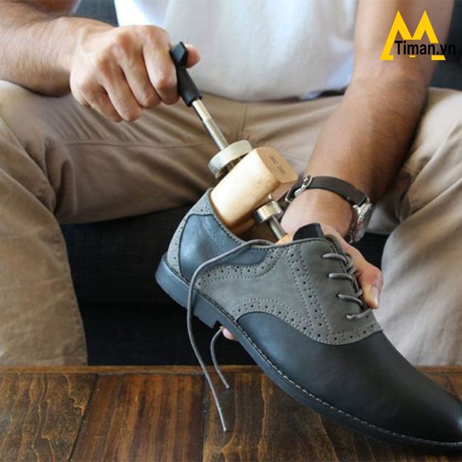 Sử dụng shoe trees để bảo quản giày da cho nam
