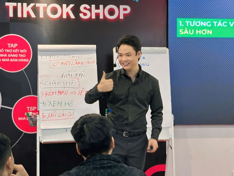 Hoàng Mai Hiệp trên sân khấu