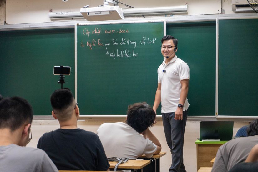 Buổi học Vật Lý với đầy đủ học sinh trong phòng học