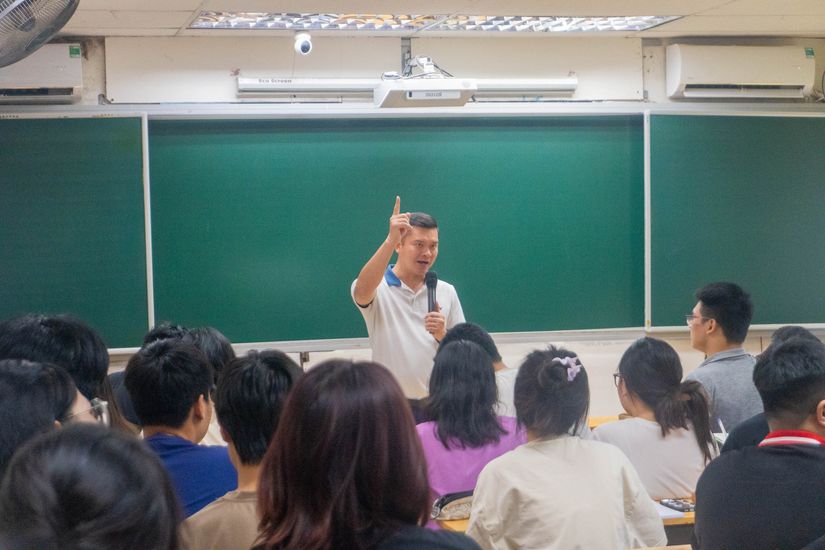 Thầy giáo giảng bài sôi nổi trước lớp học Vật Lý Siêu Nhẩm