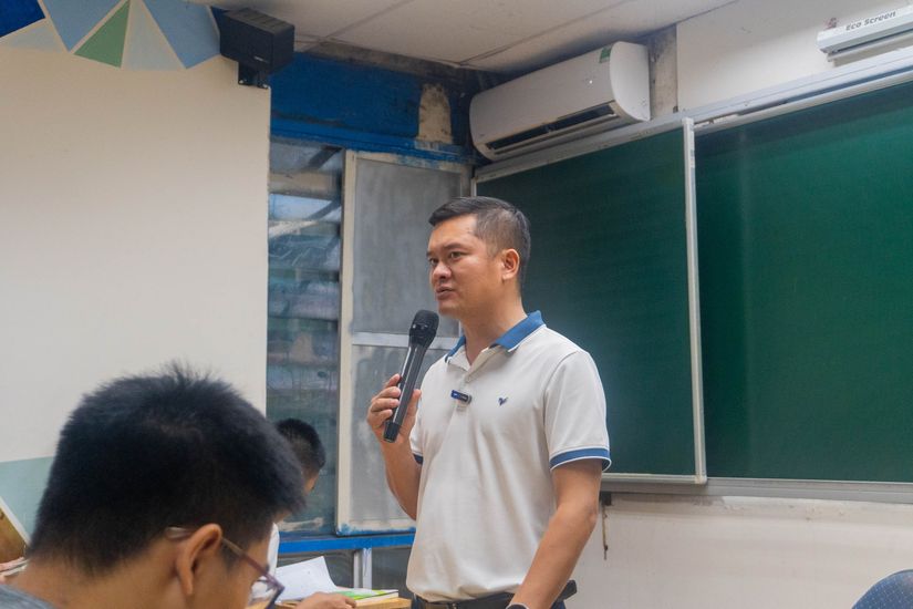 Giáo viên giảng bài trước bảng trong lớp Vật Lý
