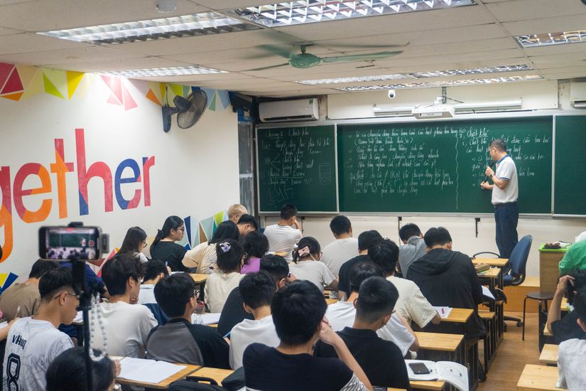 Lớp học Vật Lý Siêu Nhẩm đông học sinh đang nghe giảng