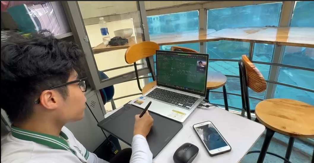Buổi học Vật Lý Online với giáo viên và học sinh qua màn hình