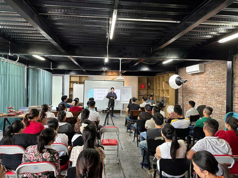 Hiệp dạy tại lớp