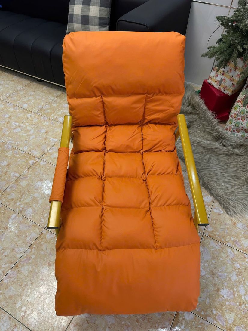 Ghế bập bênh đơn màu cam - nhìn từ trên