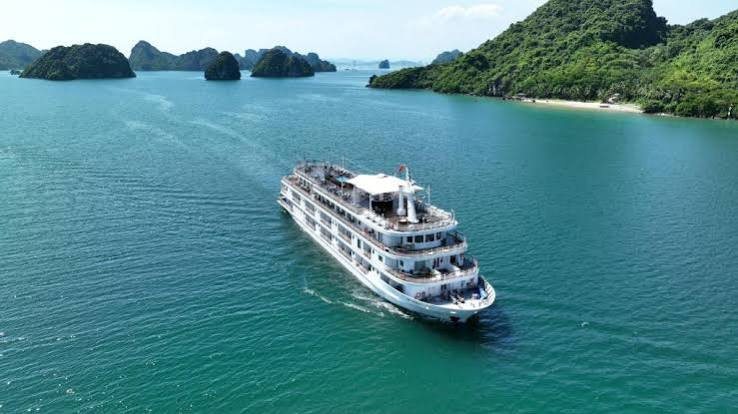 Cruising among the limestone islands