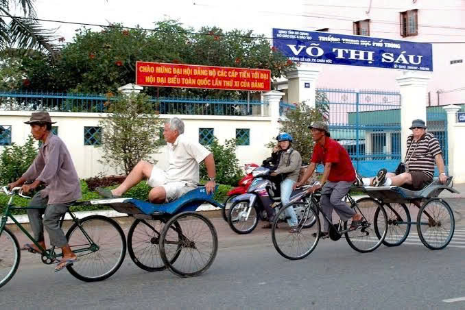 Khách trải nghiệm xe lôi tại Châu Đốc