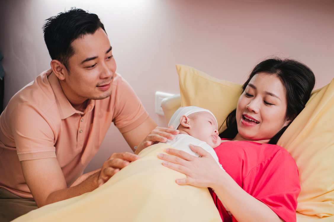 Ba mẹ đón con sơ sinh tại phòng hậu sản